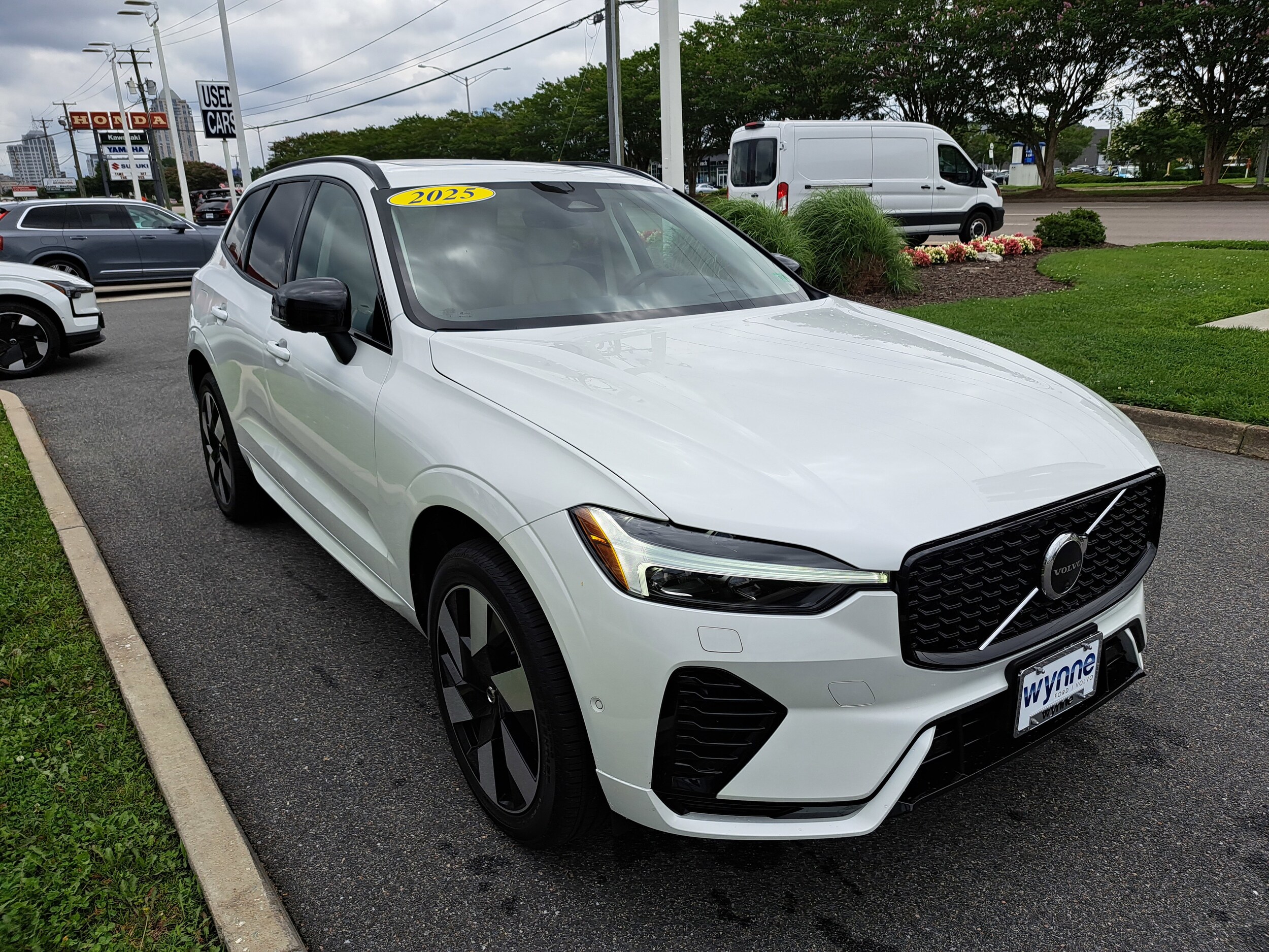 2025 Volvo XC60 Hybrid T8 photo 4