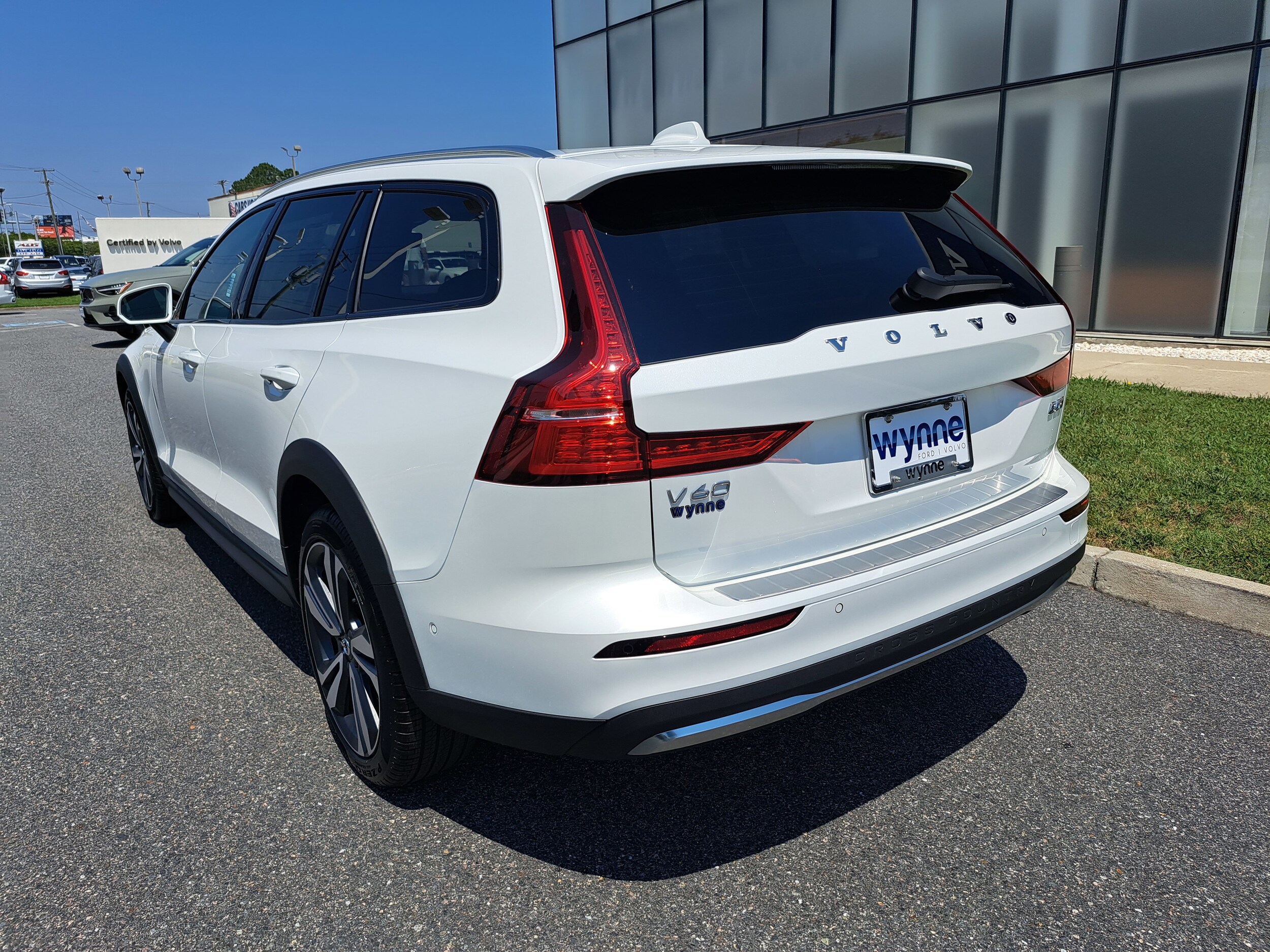 2026 Volvo V60 Cross Country B5 Plus photo 3