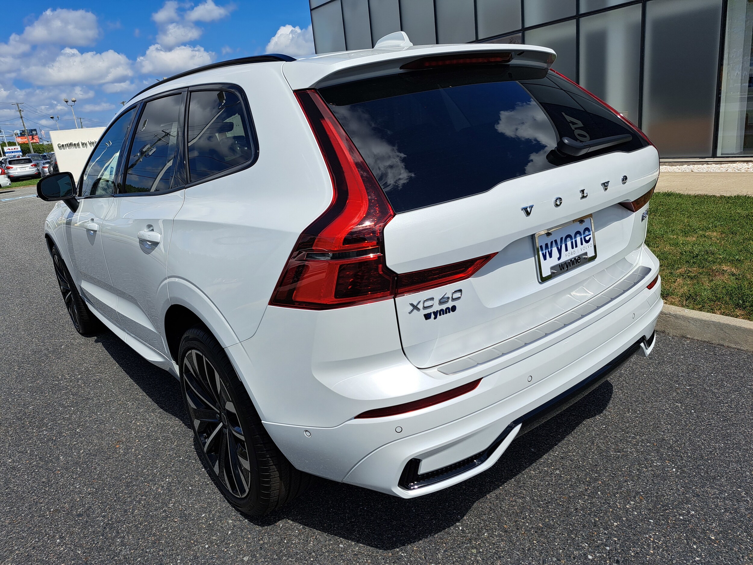 2026 Volvo XC60 B5 photo 3