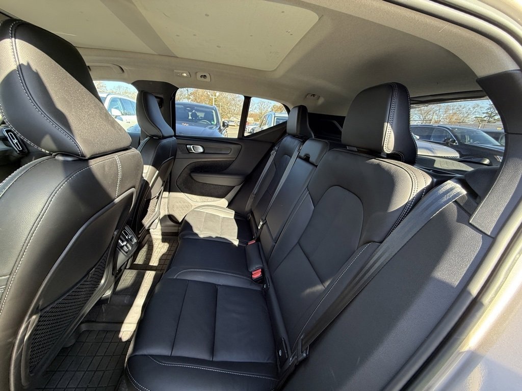 Used 2023 Volvo XC40 Plus Bright Theme B5 AWD Plus Bright Theme