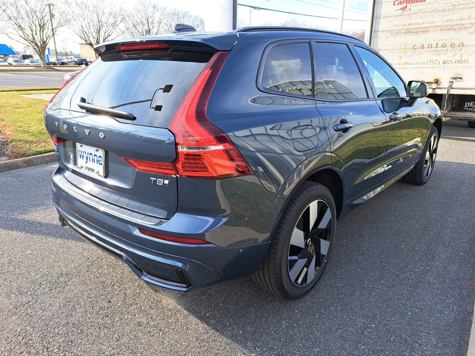 2025 Volvo XC60 T8 Plus photo 3