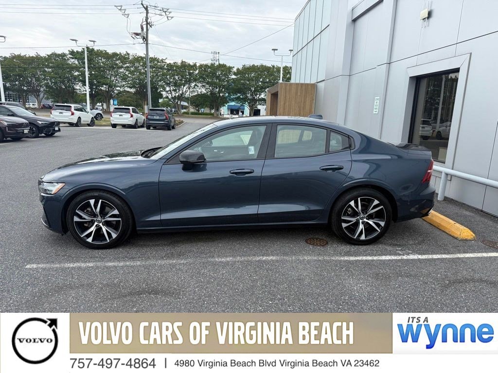 2022 Volvo S60 B5 Black Edition R-Design's photo