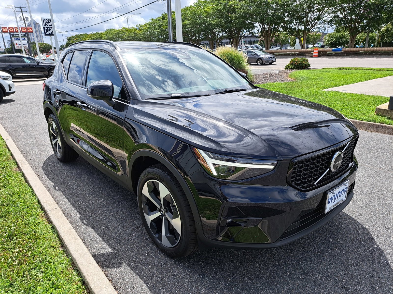 2025 Volvo XC40 Plus photo 2