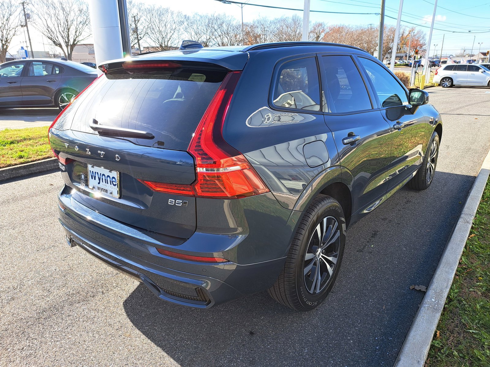 2025 Volvo XC60 B5 Core photo 3