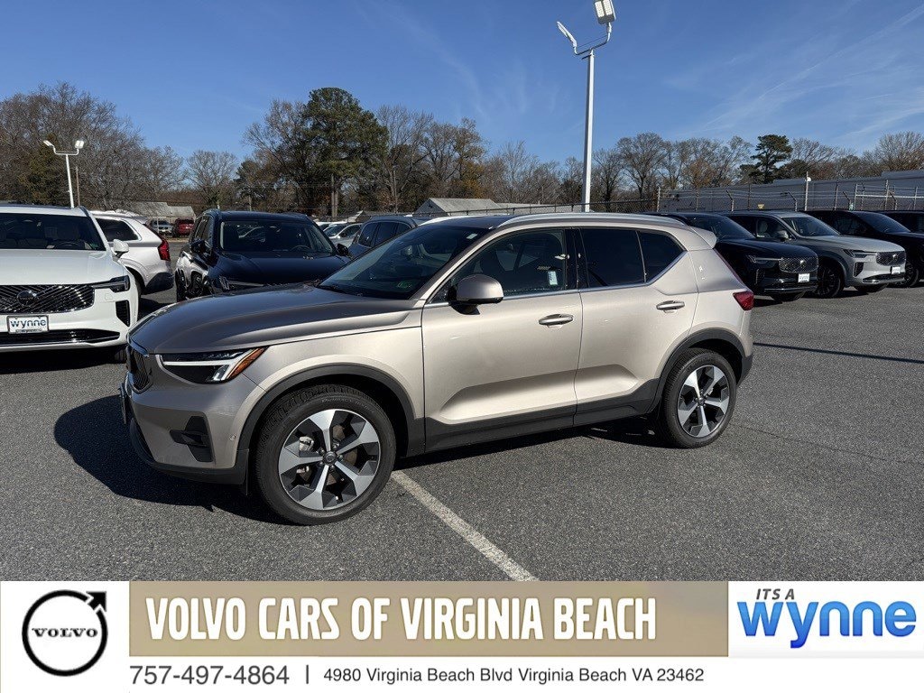 Used 2023 Volvo XC40 Plus Bright Theme B5 AWD Plus Bright Theme