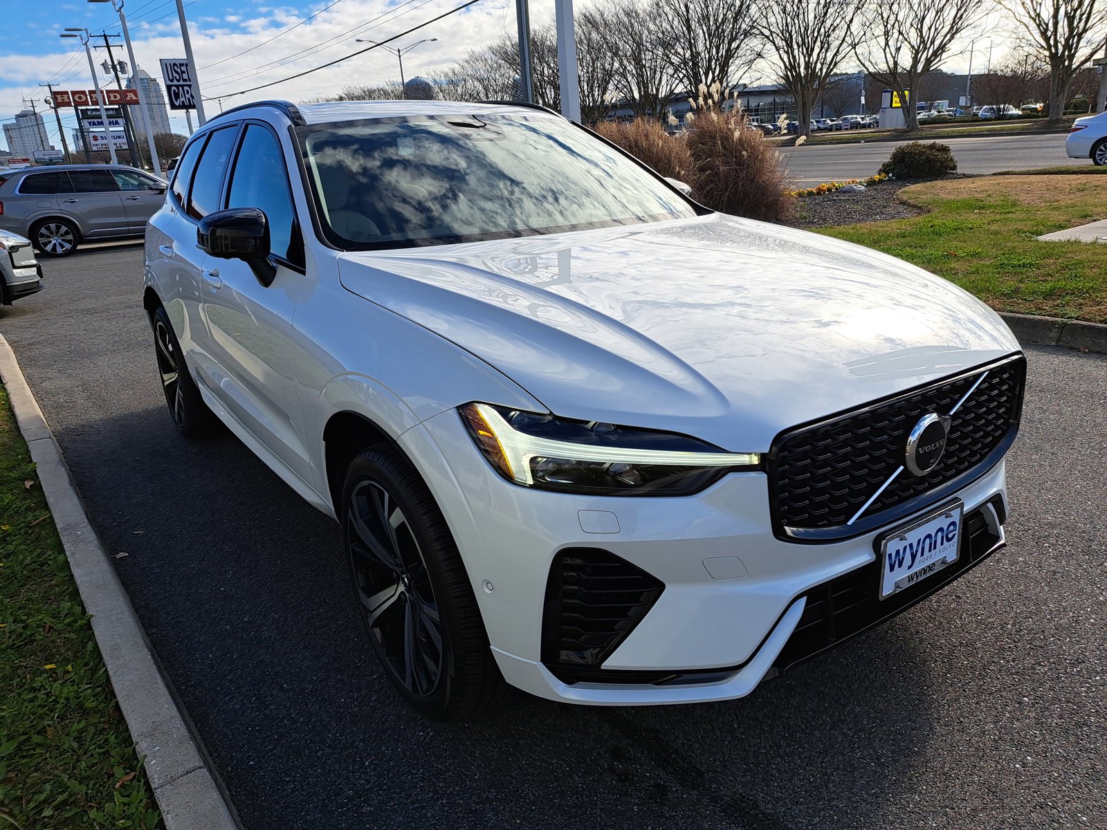 2025 Volvo XC60 T8 photo 2