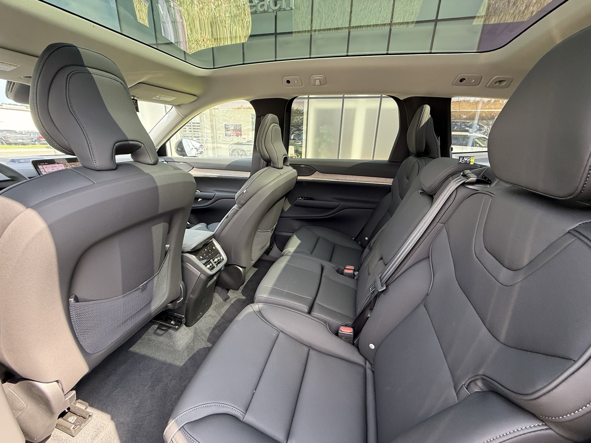 2025 Volvo EX90 Plus - Photo 13