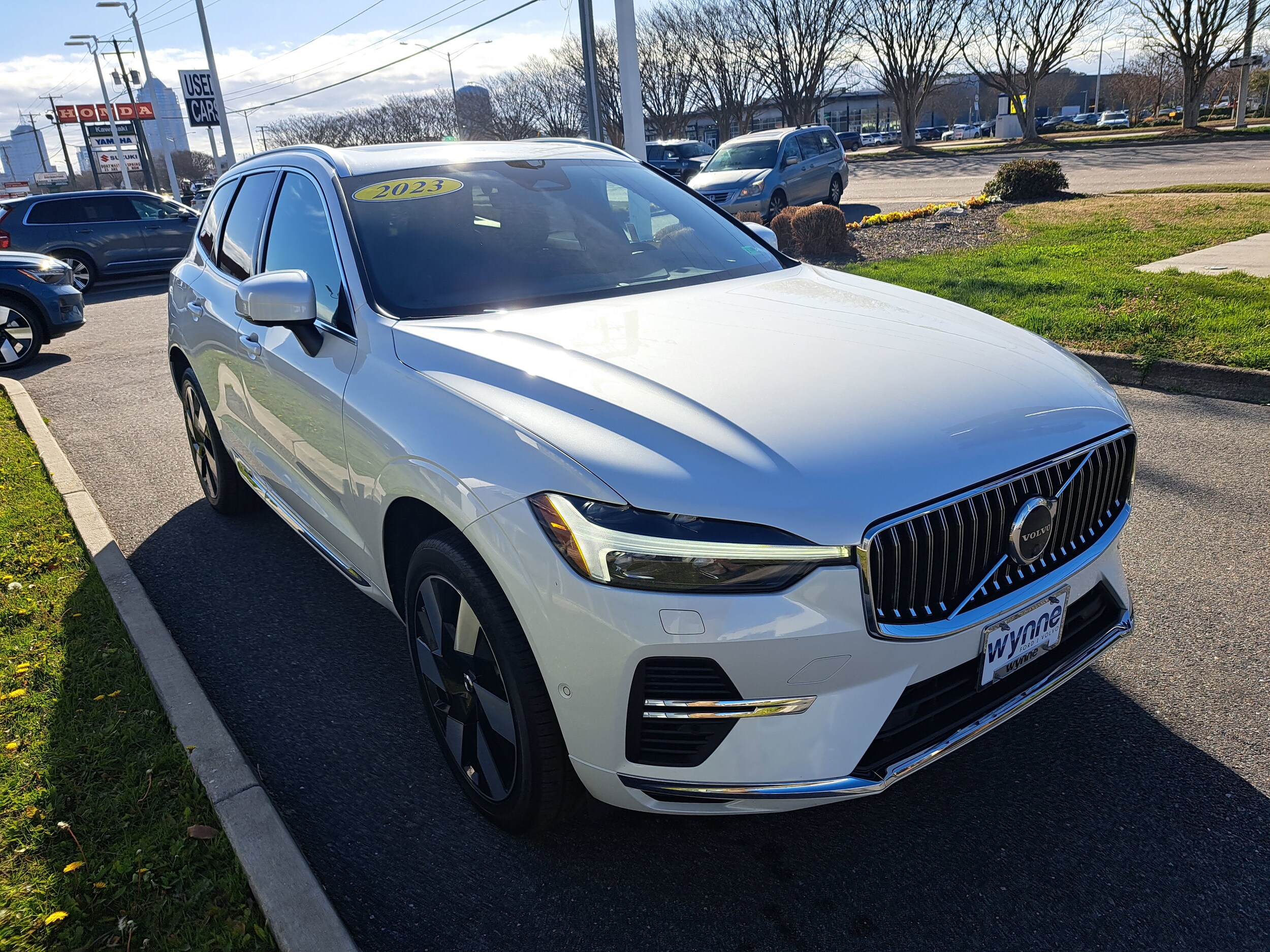 2023 Volvo XC60 Recharge Hybrid T8 eAWD Plus photo 3