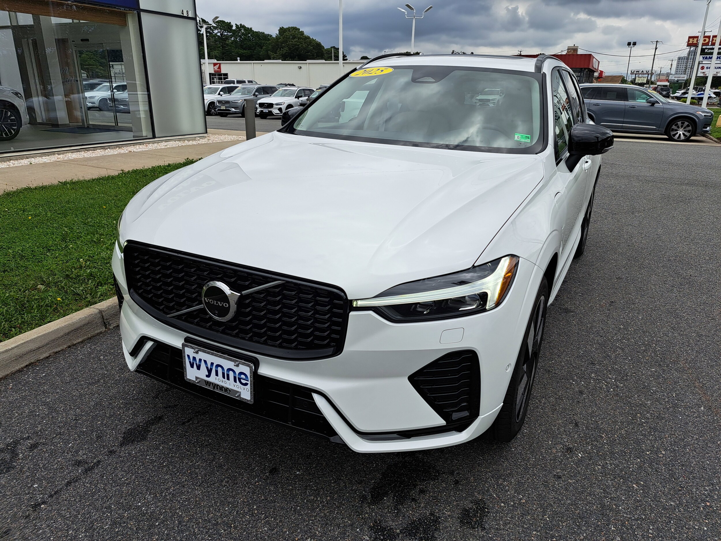2025 Volvo XC60 Hybrid T8 photo 2