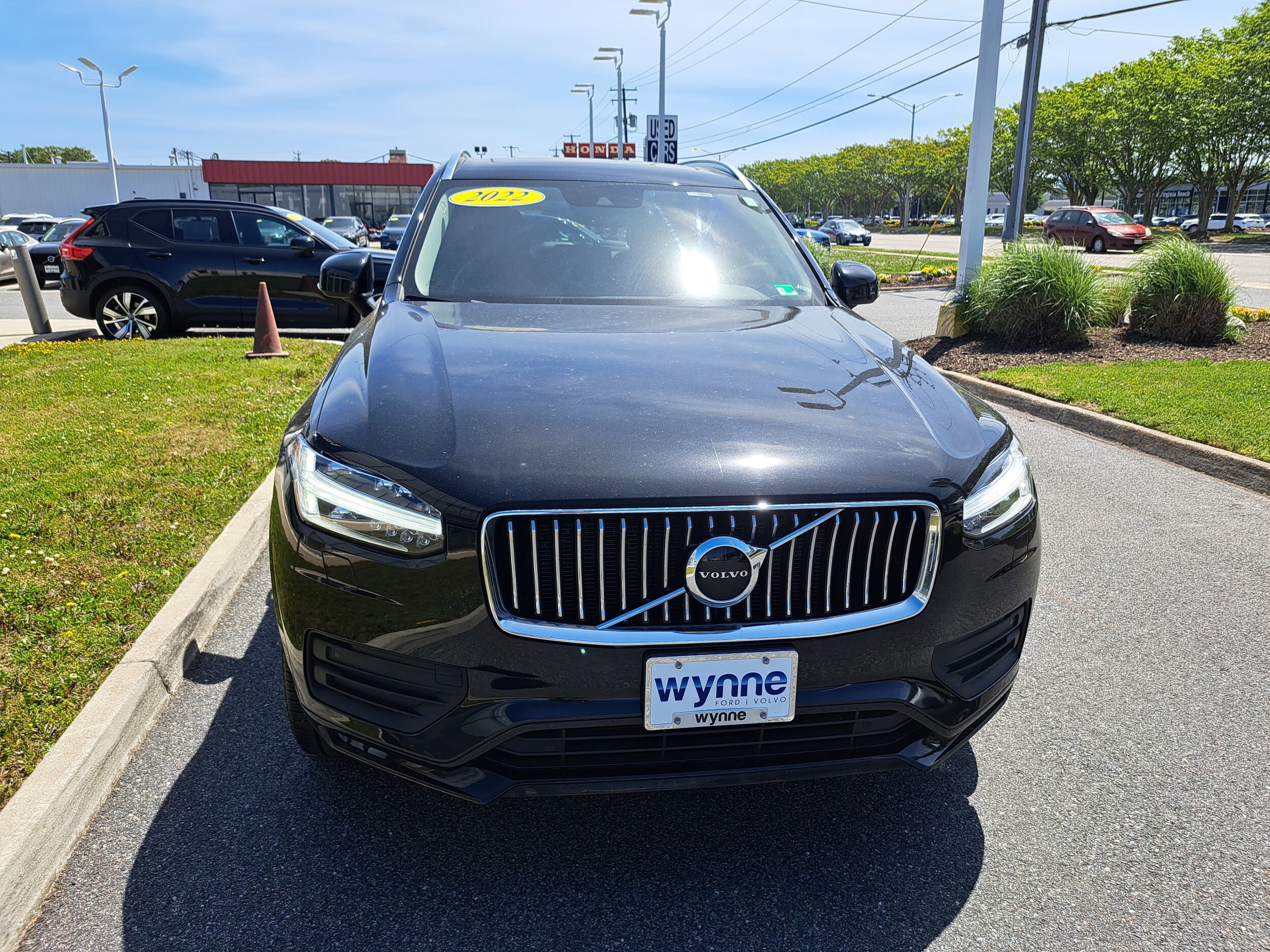 2022 Volvo XC90 T6 AWD Momentum photo 2