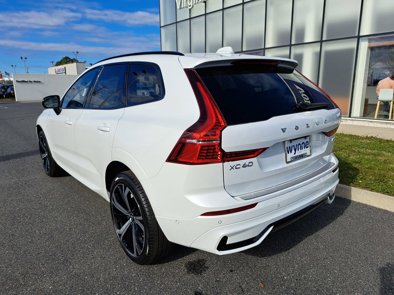 2025 Volvo XC60 T8 photo 4