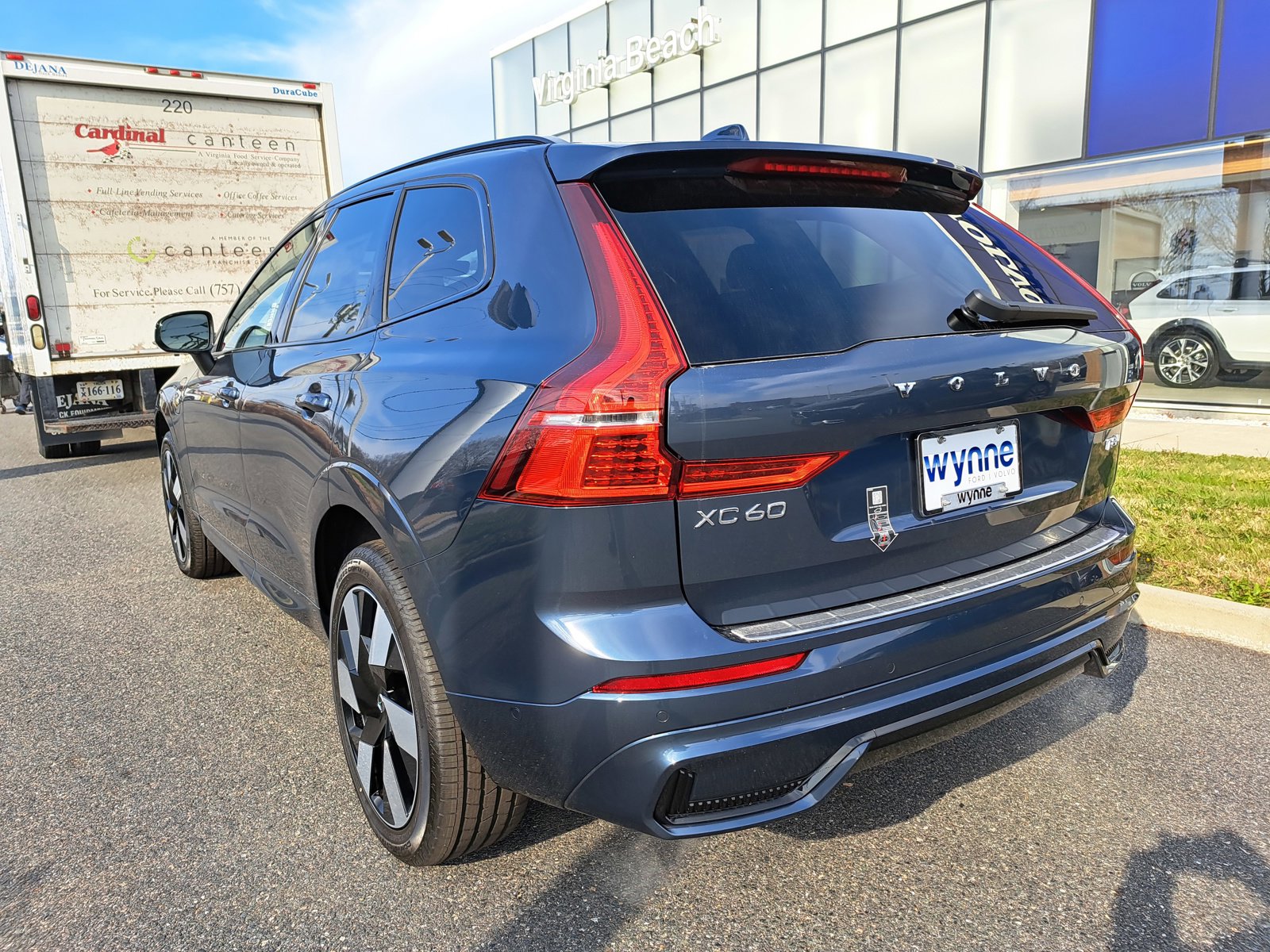 2025 Volvo XC60 T8 Plus photo 4