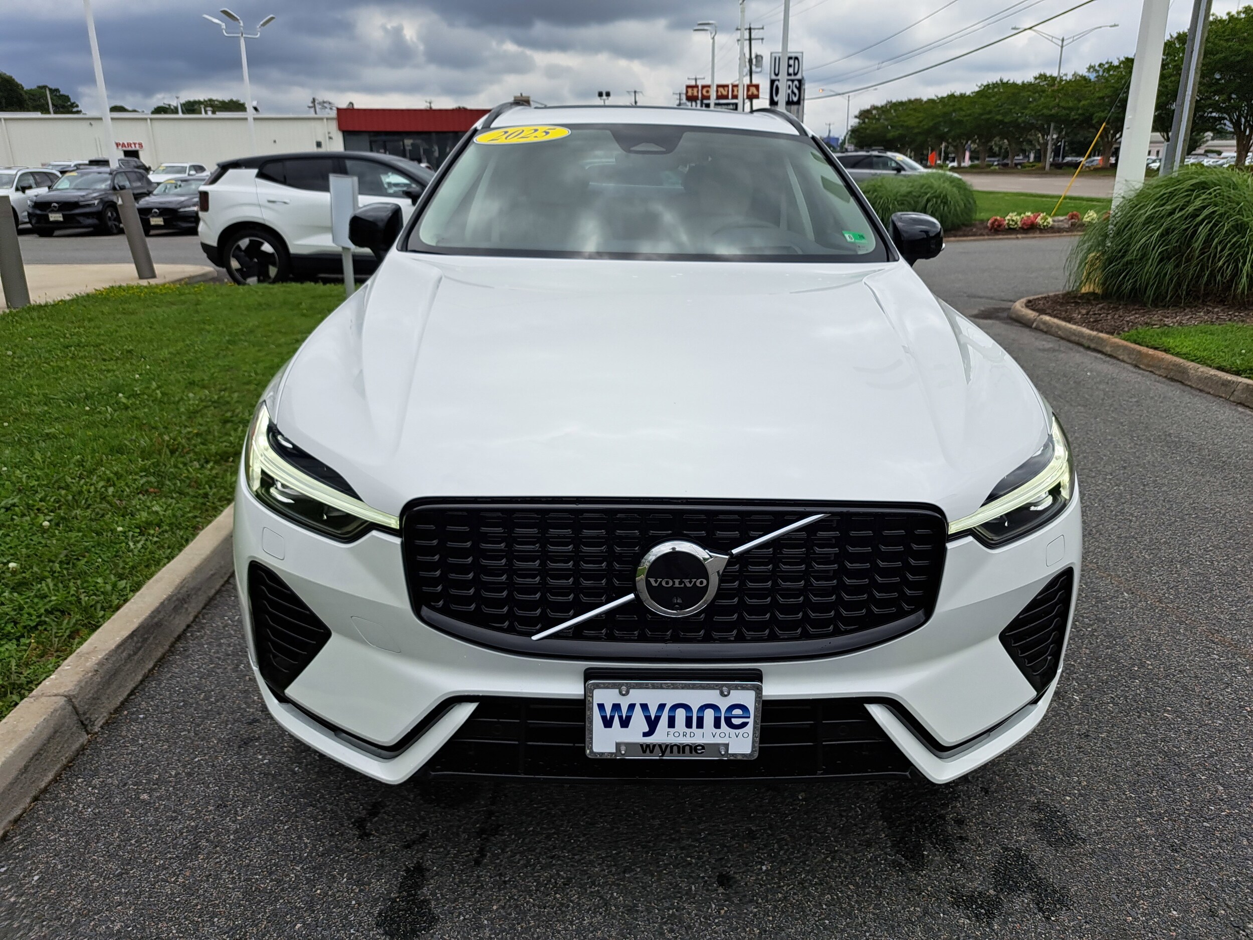 2025 Volvo XC60 Hybrid T8 photo 3