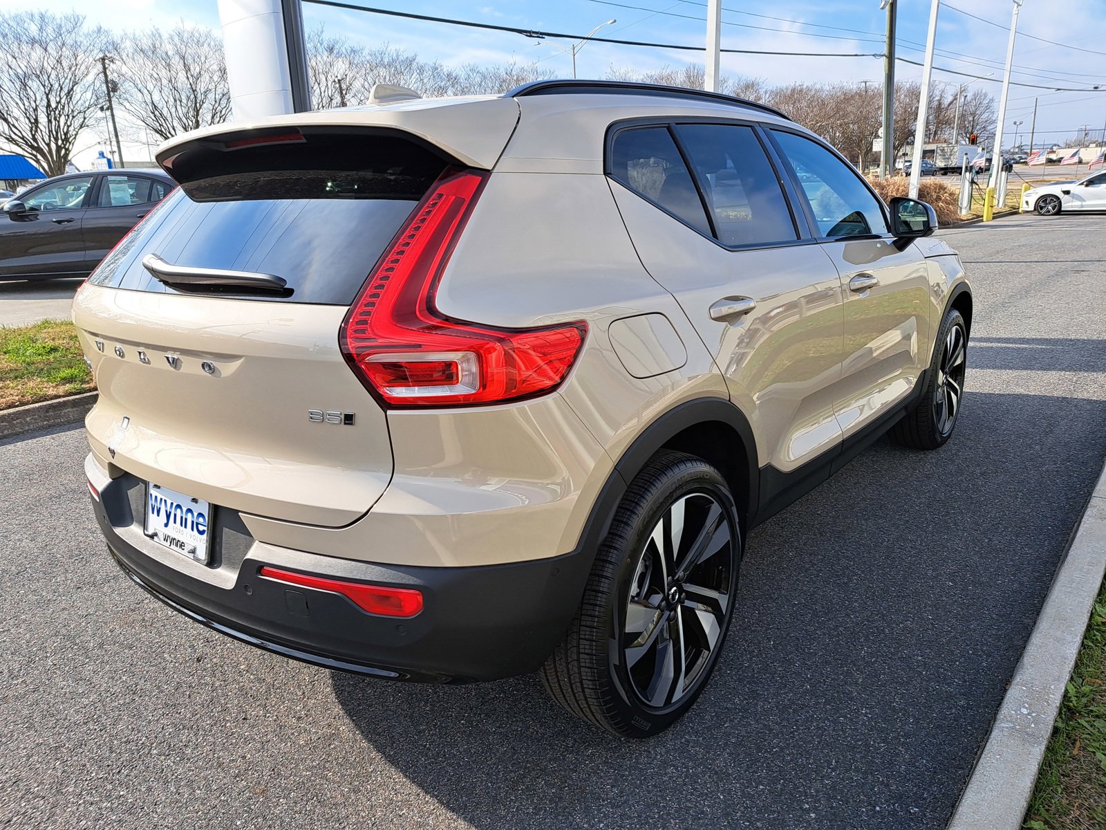 2025 Volvo XC40 photo 3