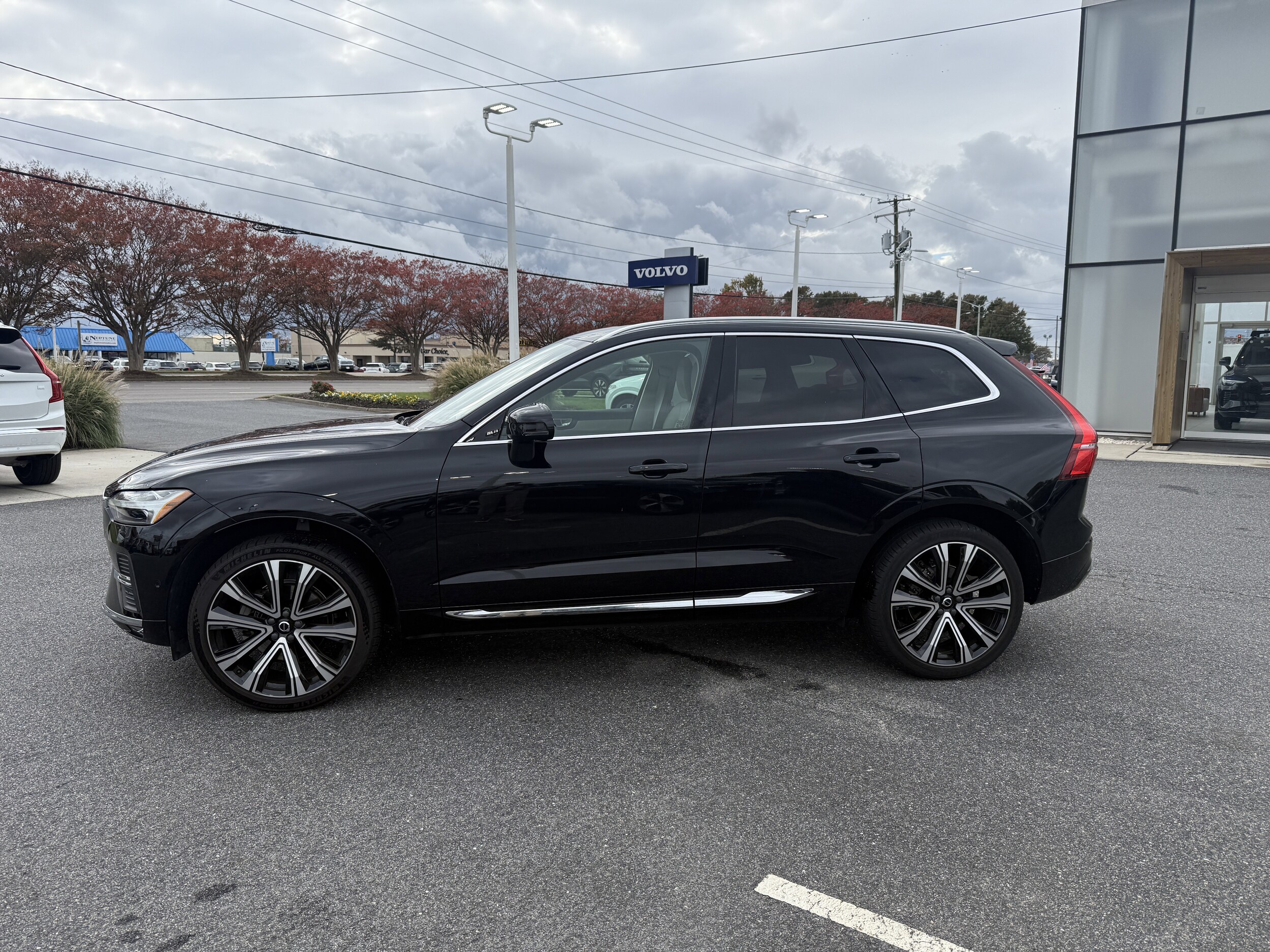 2023 Volvo XC60 Ultimate B5 photo 2