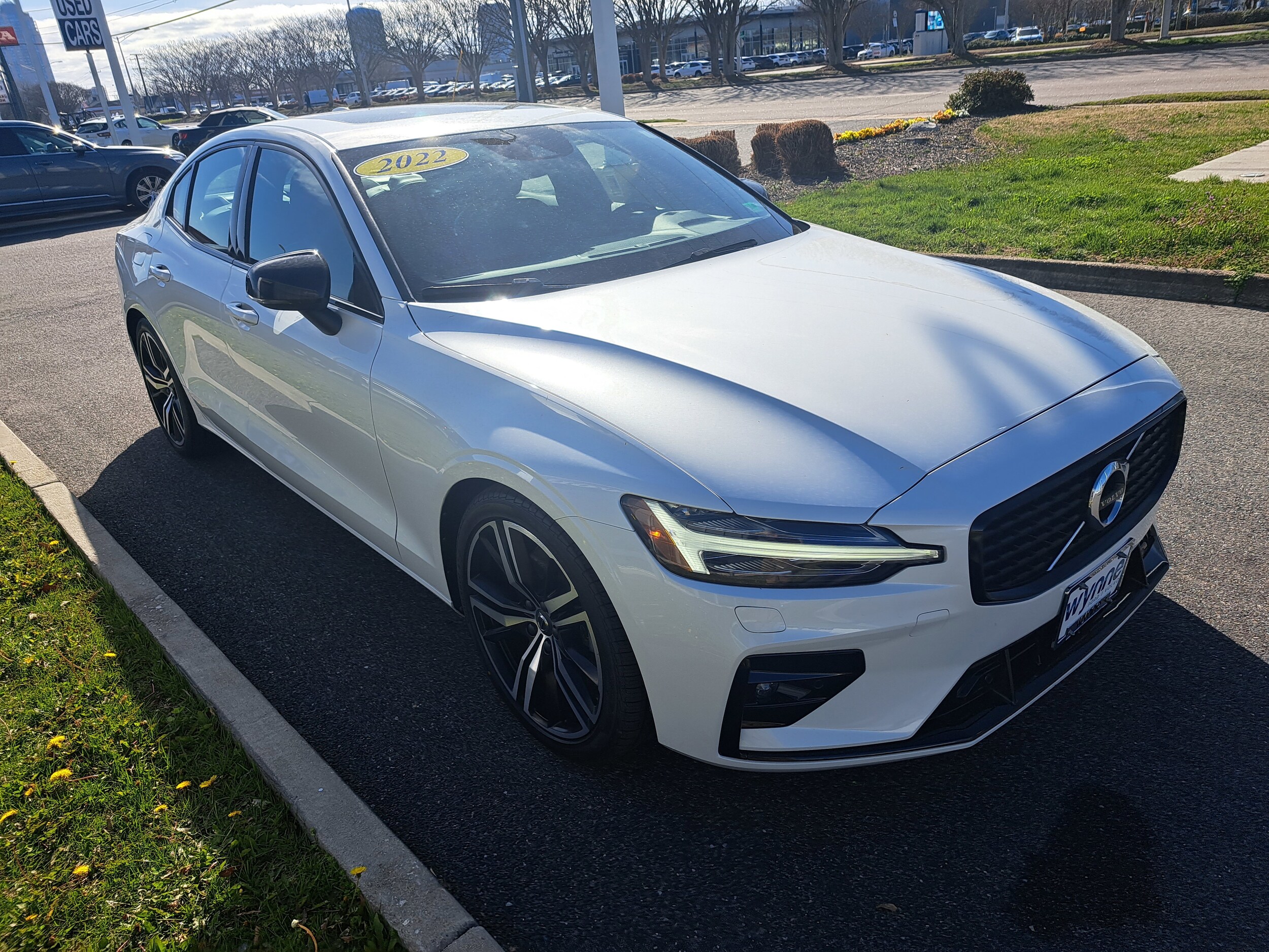 2022 Volvo S60 B5 AWD R-Design photo 4