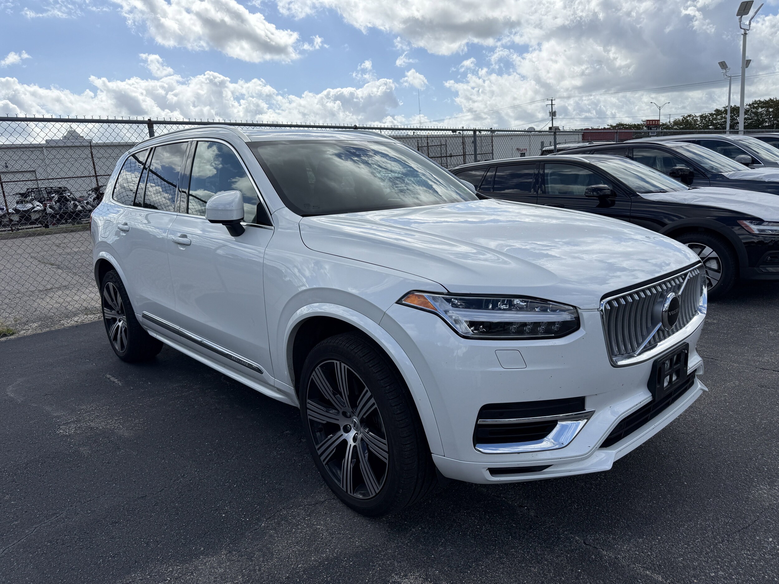 2023 Volvo XC90 Recharge T8 Core photo 3