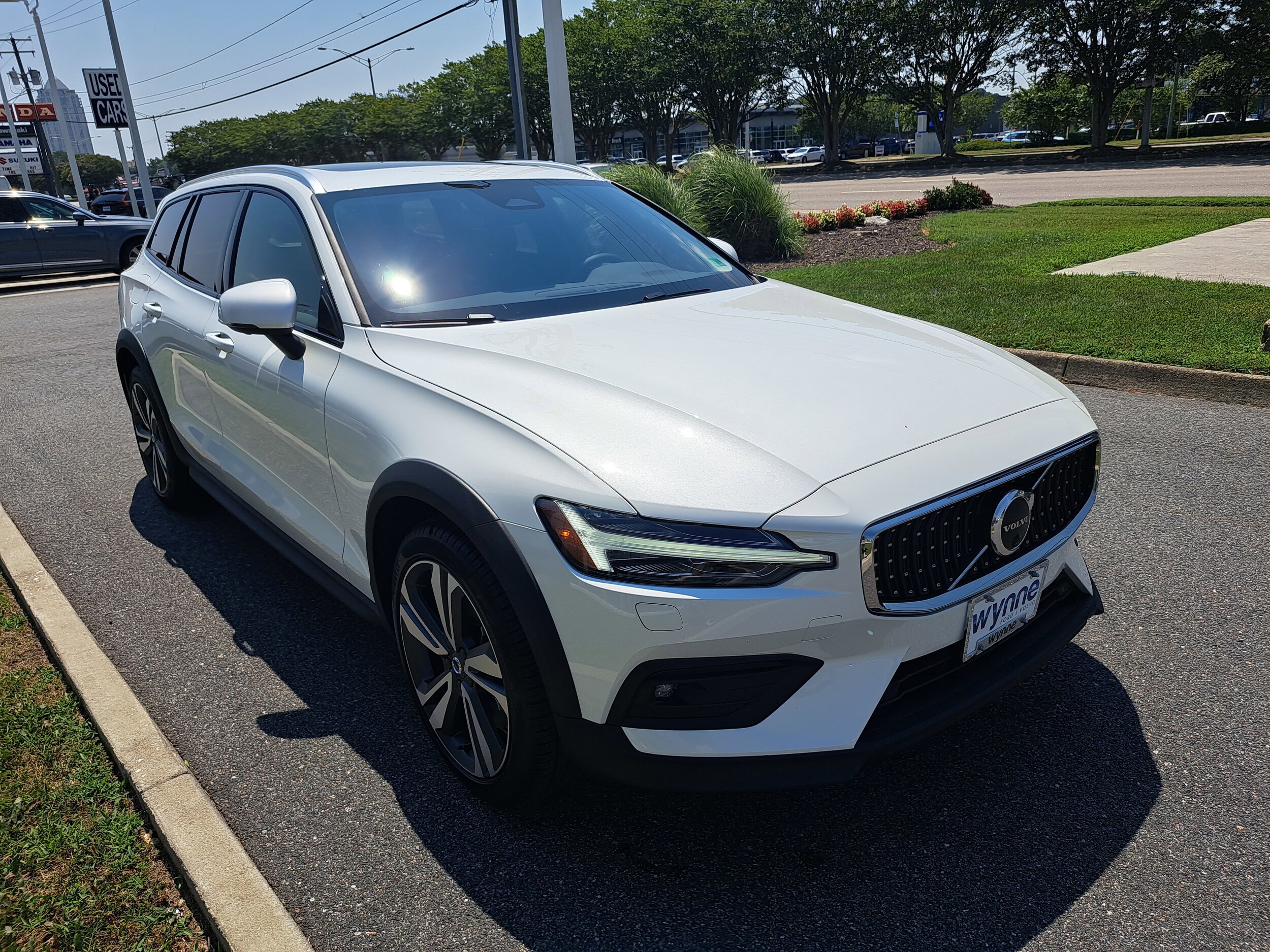 2026 Volvo V60 Cross Country B5 Plus photo 2