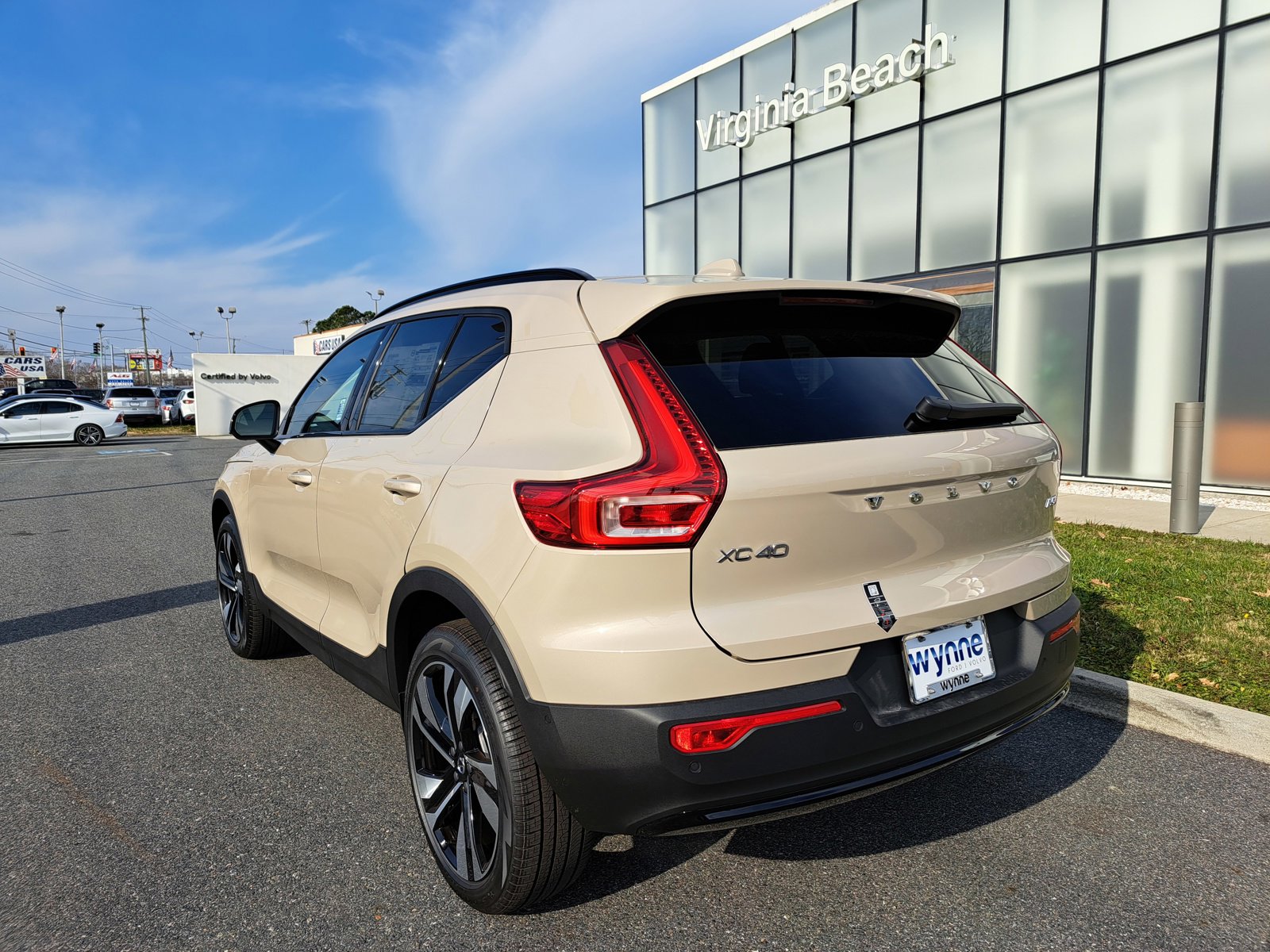 2025 Volvo XC40 photo 4