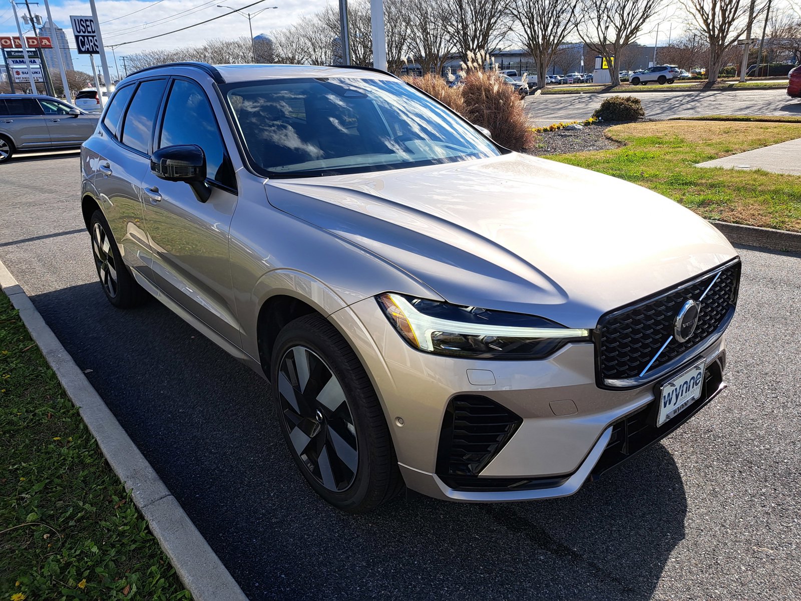 2024 Volvo XC60 T8 Plus photo 2