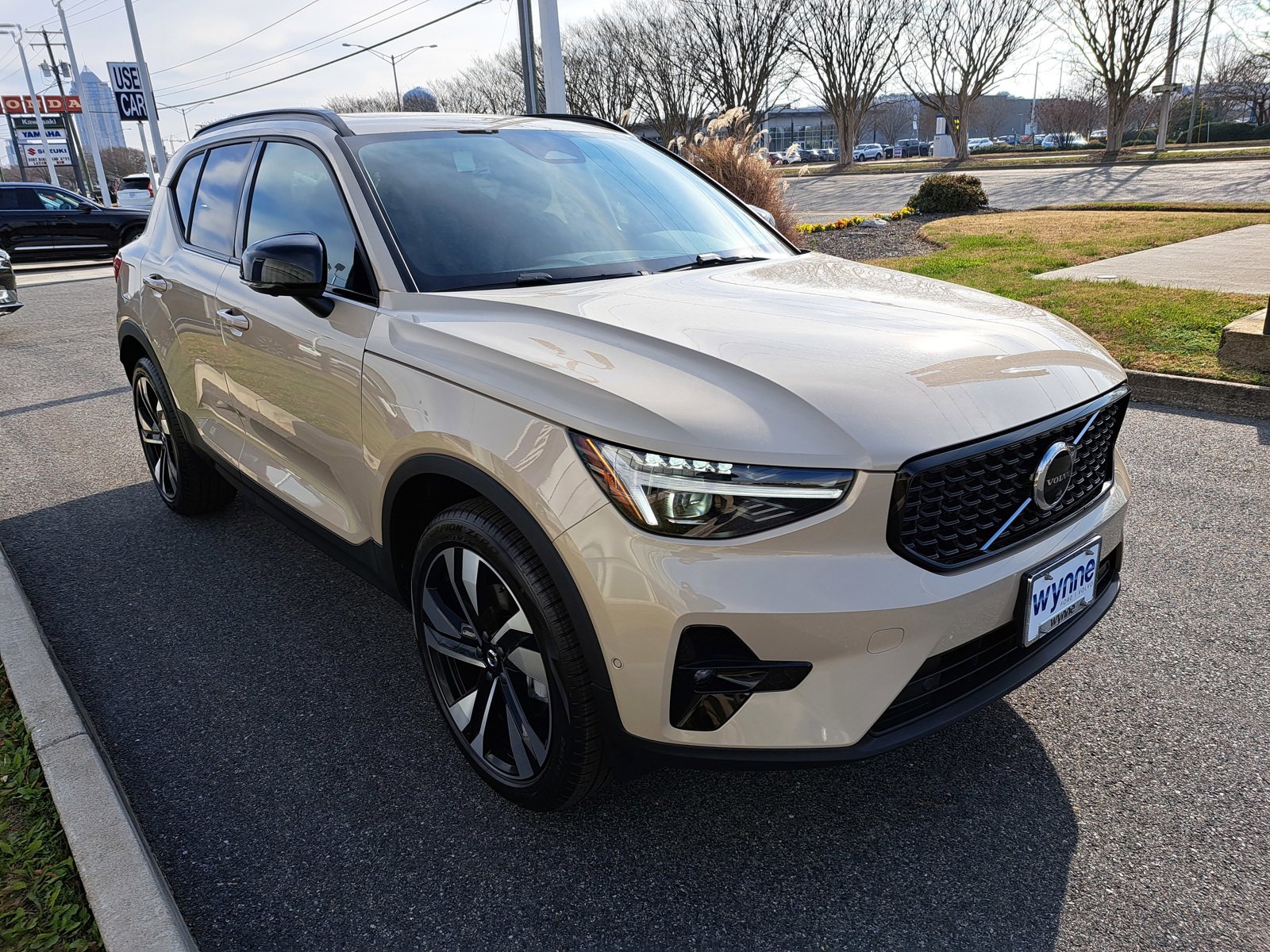 2025 Volvo XC40 photo 2