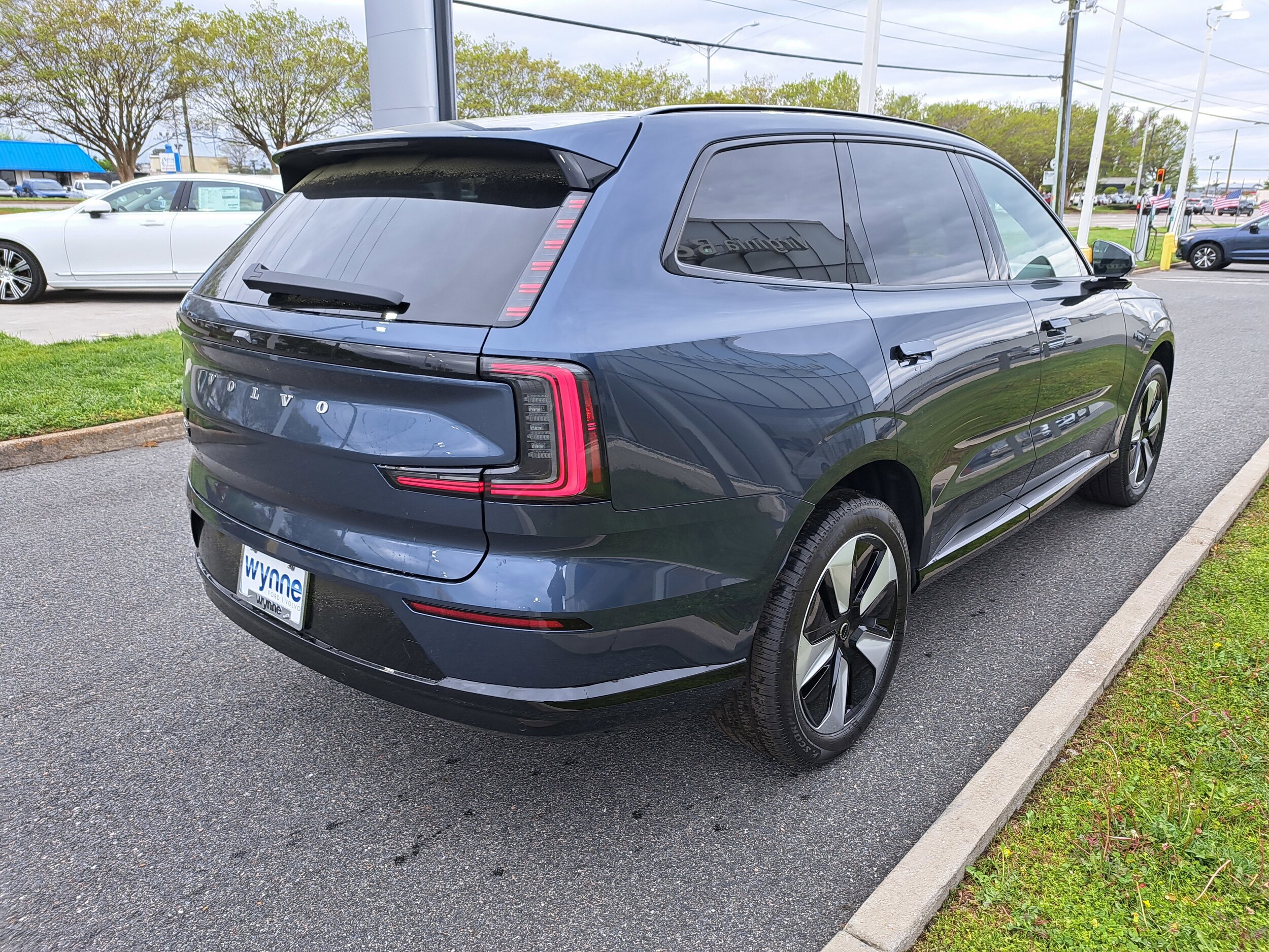 2025 Volvo EX90 Twin Motor Plus photo 2