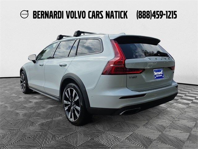 2022 Volvo V60 Cross Country T5 photo 3