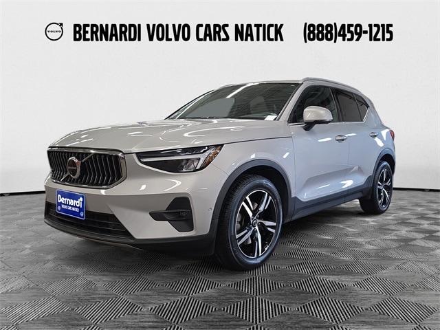 2023 Volvo XC40 B5 Plus Bright Theme