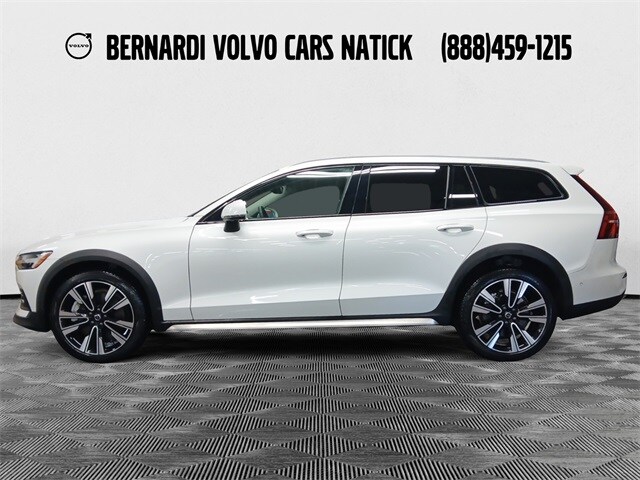 2024 Volvo V60 Cross Country Ultimate photo 2