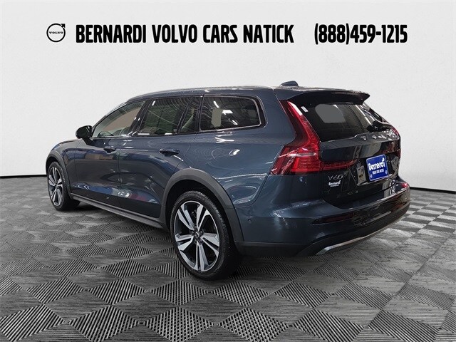 2023 Volvo V60 Cross Country B5 AWD Plus photo 3
