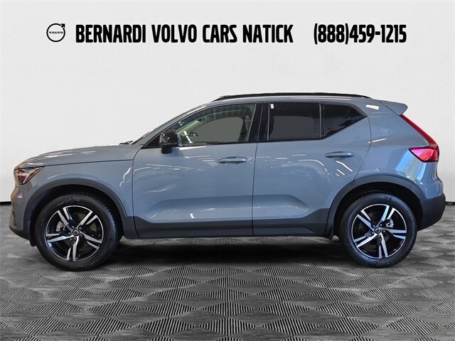 2023 Volvo XC40 Plus photo 2