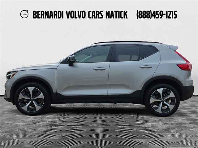 2023 Volvo XC40 Plus photo 2