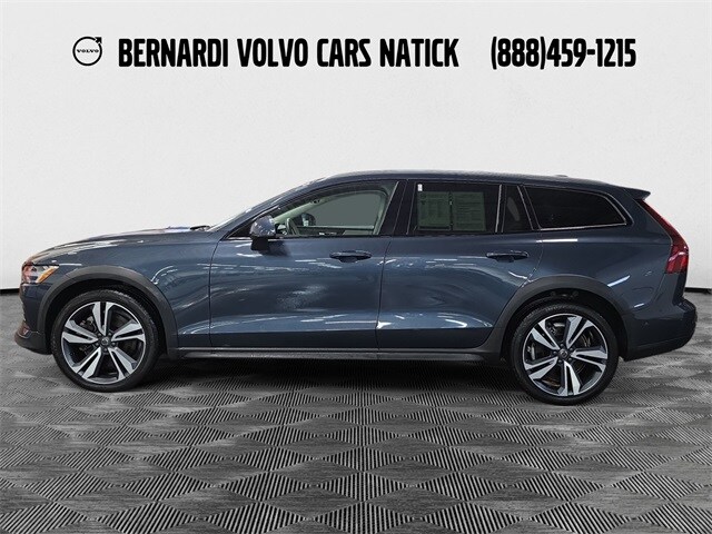 2023 Volvo V60 Cross Country B5 AWD Plus photo 2