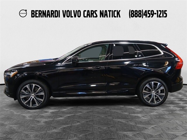 2022 Volvo XC60 B5 Momentum photo 2