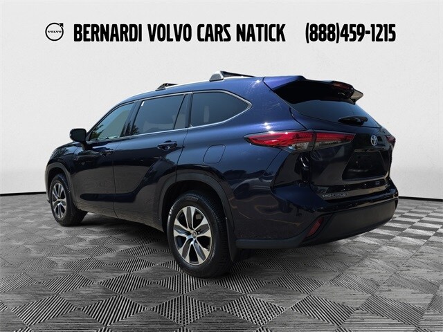 2022 Toyota Highlander XLE photo 3