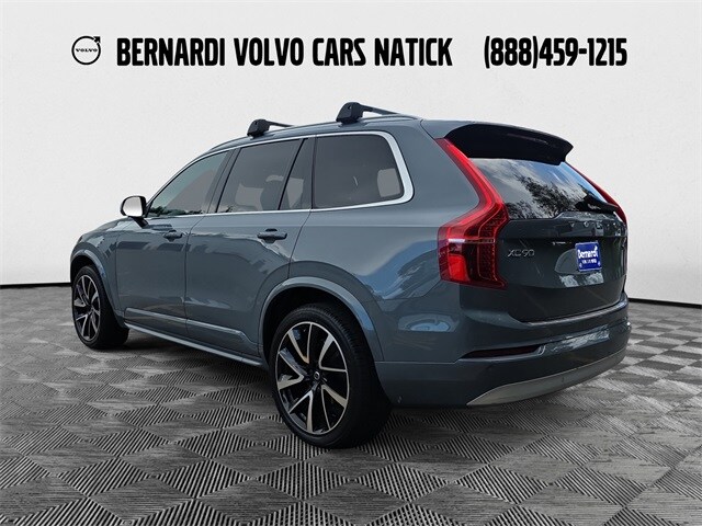 2022 Volvo XC90 T6 Momentum photo 3