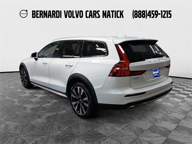 2024 Volvo V60 Cross Country Ultimate photo 3
