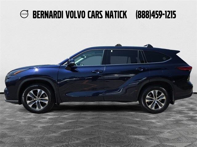 2022 Toyota Highlander XLE photo 2