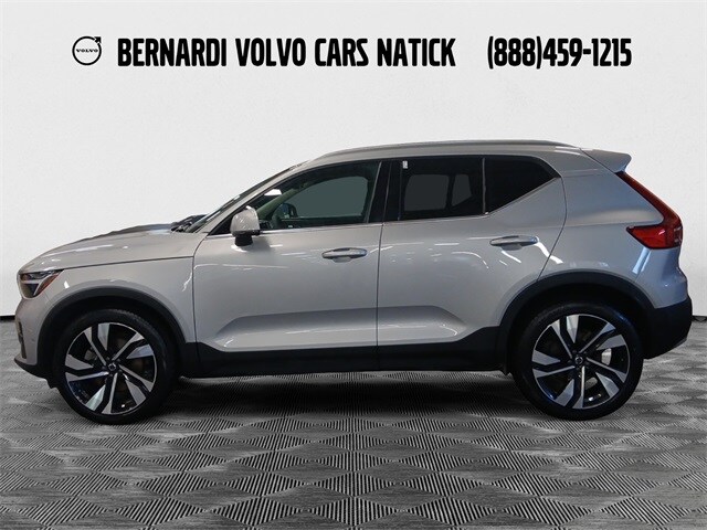 2023 Volvo XC40 Plus photo 2