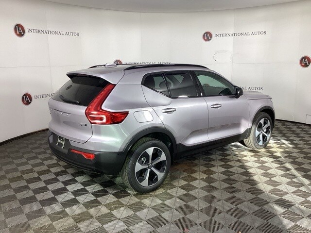 2026 Volvo XC40 Plus photo 3