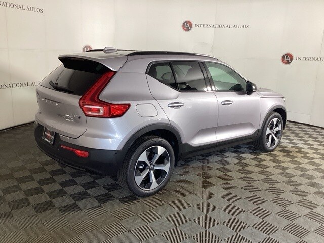 2026 Volvo XC40 Plus photo 4