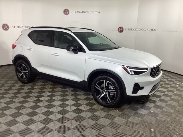 2026 Volvo XC40 Core photo 3