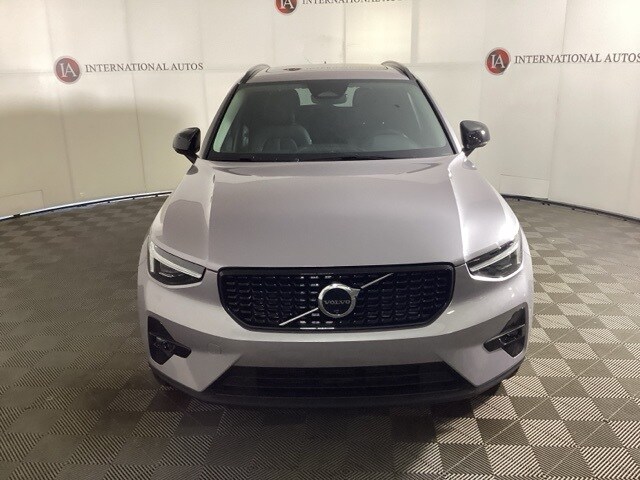2026 Volvo XC40 Plus photo 2