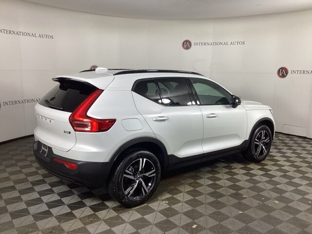 2026 Volvo XC40 Core photo 4