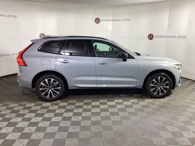 2025 Volvo XC60 B5 Core photo 4