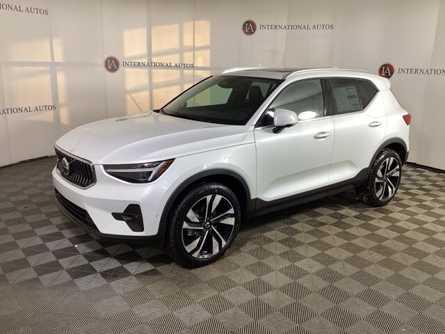 New 2025 Volvo XC40 B5 Ultra Bright Theme AWD SUV for sale in Tinley Park, IL