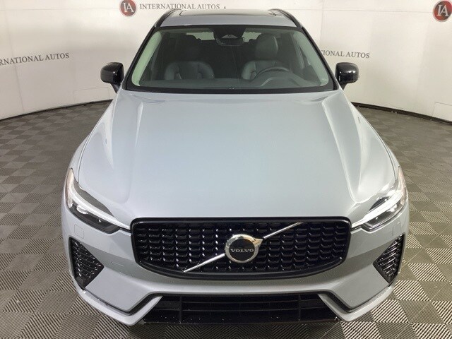 2025 Volvo XC60 B5 Core photo 2
