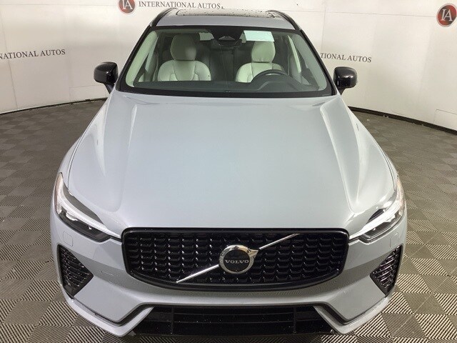 2025 Volvo XC60 B5 Plus photo 2