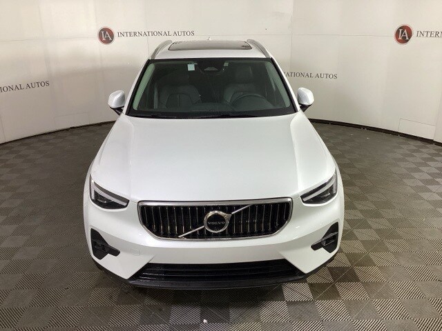 2025 Volvo XC40 photo 2