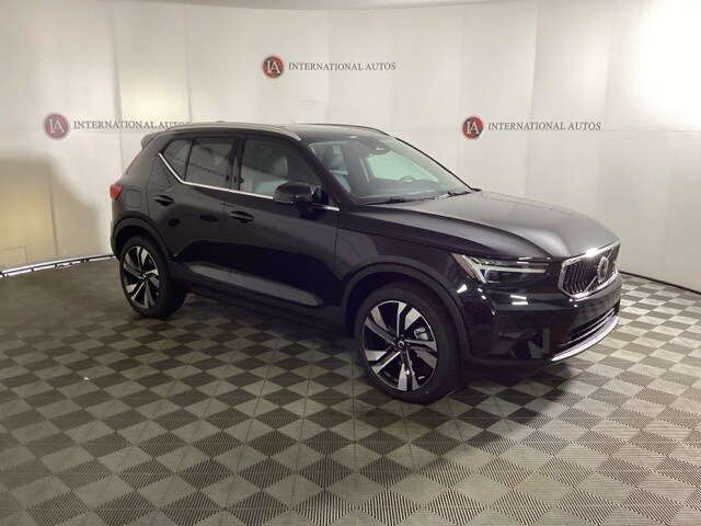 2025 Volvo XC40 photo 3